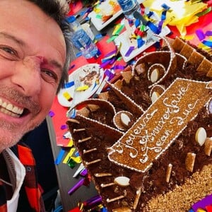 Jean-Luc Reichmann célèbre son anniversaire bien entouré, de sa famille et ses collègues.