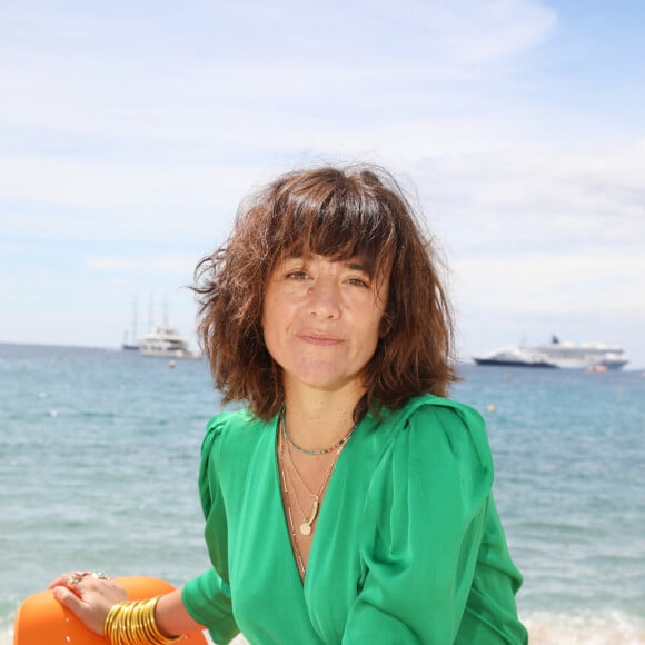 Exclusif - Romane Bohringer du jury de l'oeil d'Or pose sur la plage de la Quinzaine lors du 72ème festival du film de Cannes' le 20 Mai. © Denis Guignebourg/Bestimage