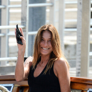 Carla Bruni arrive à Venise le 31 août 2021.