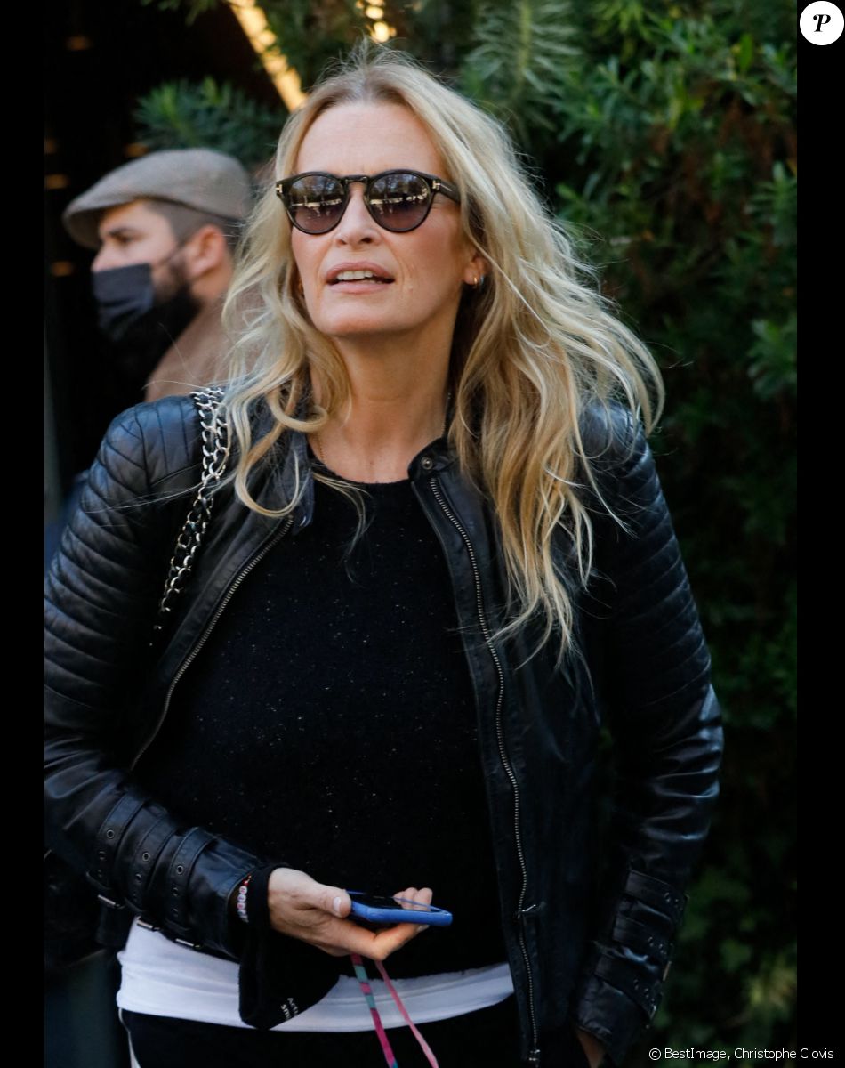 Exclusif - Estelle Lefébure après le tournage de l'émission "Vivement Dimanche" © Christophe Clovis / Bestimage