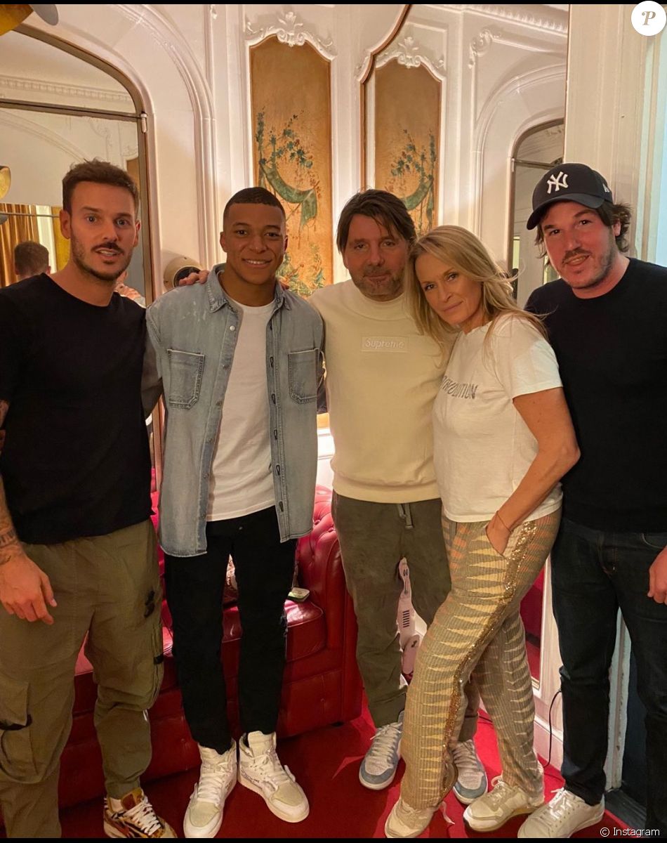 Kylian Mbappé et l'équipe de la pièce "Les Grandes Ambitions" au Théâtre de la Madeleine.