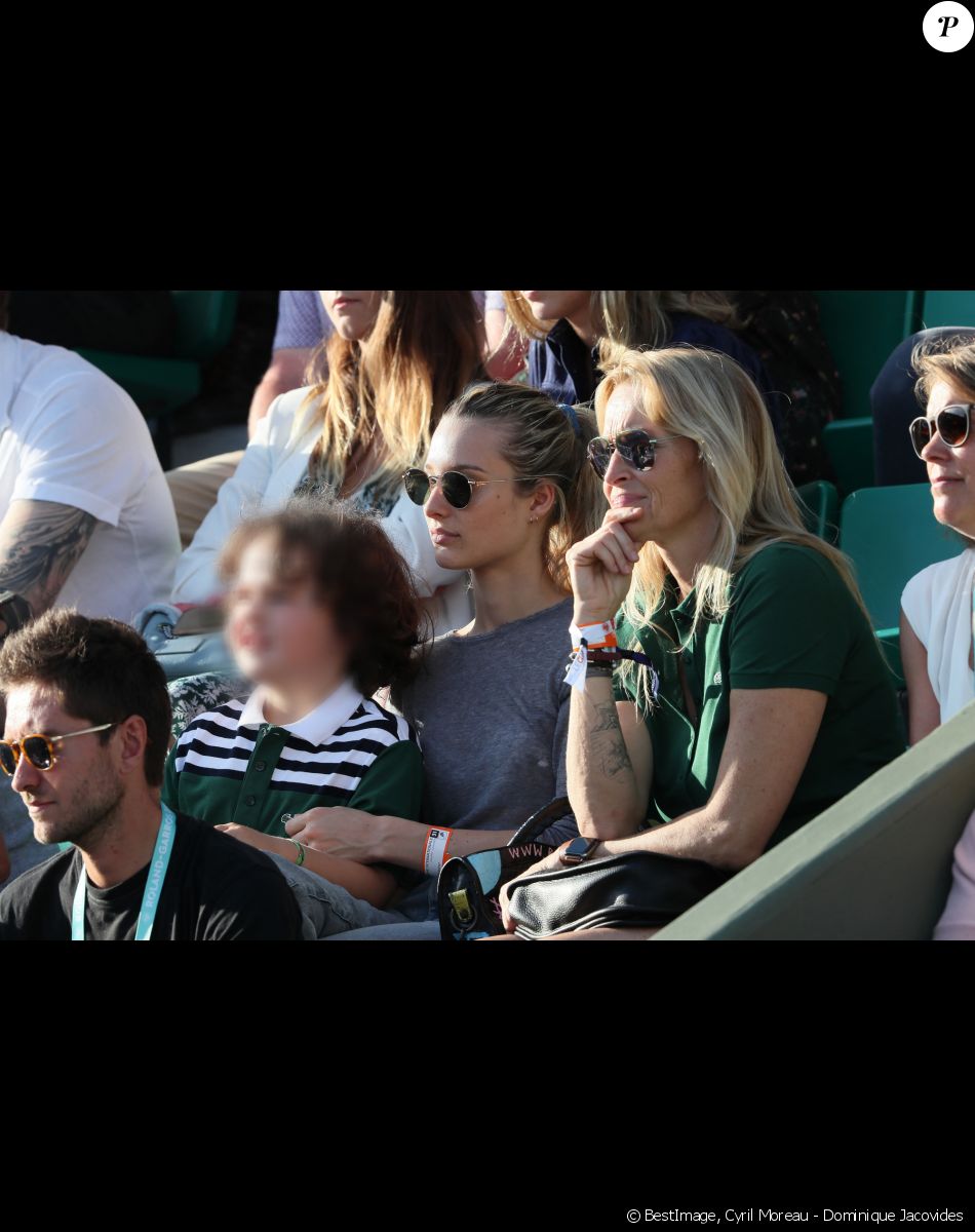 Estelle Lefébure et ses enfants, son fils Giuliano Ramette et sa fille llona Smet dans les tribunes des internationaux de Roland Garros, à Paris, France, le 31 mai 2018. © Cyril Moreau - Dominique Jacovides/Bestimage