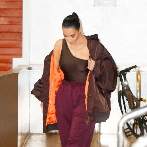 Kim Kardashian sort d'un shooting photo au Chelsea Piers sports complex à New York le 3 novembre 2021. 