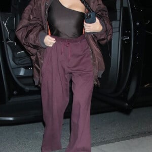 Kim Kardashian est de retour à son hôtel en soirée après une journée de shooting photo aux studios Chelsea à New York le 3 novembre 2021.