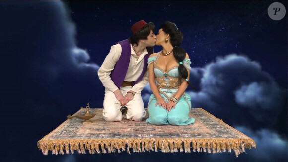 Kim Kardashian et Pete Davidson s'embrassent dans une parodie d'Aladdin dans l'émission "Saturday Night Live". New York. Le 30 octobre 2021. 