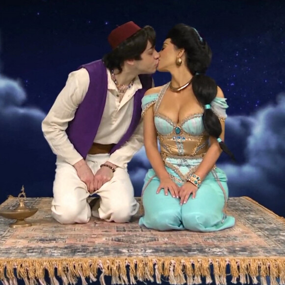 Kim Kardashian et Pete Davidson s'embrassent dans une parodie d'Aladdin dans l'émission "Saturday Night Live". New York. Le 30 octobre 2021. 