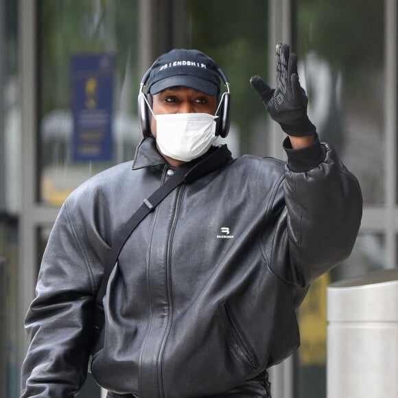 Exclusif - Kanye West (YE) porte un masque en latex en arrivant à l'aéroport de New York (JFK), puis le remplace par un masque sanitaire. New York, le 19 octobre 2021.