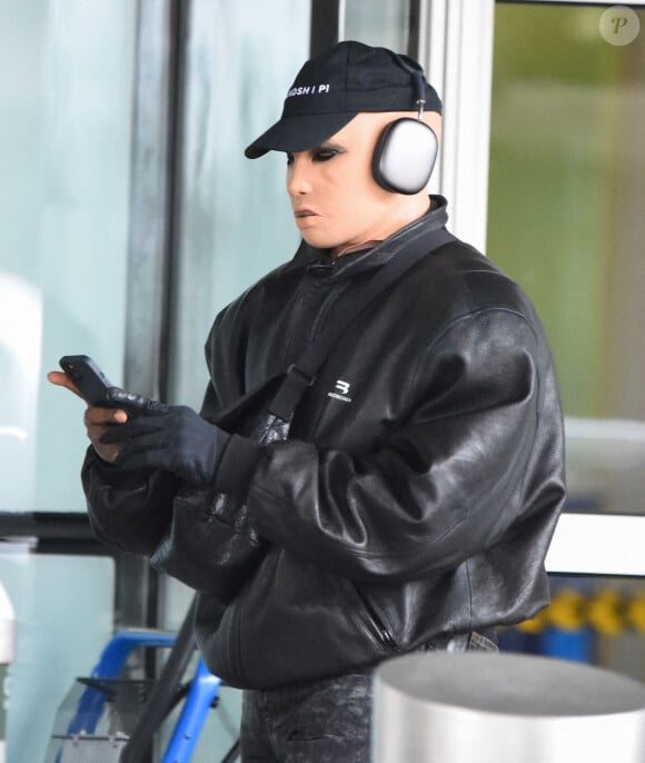 Exclusif - Kanye West (YE) porte un masque en latex en arrivant à l'aéroport de New York (JFK), puis le remplace par un masque sanitaire. New York, le 19 octobre 2021.