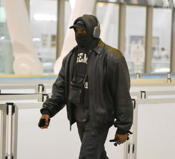 Exclusif - Kanye West aperçu à l'aéroport JFK de New York le 8 octobre 2021 la veille de la participation de Kim Kardashian à l'émission SNL.