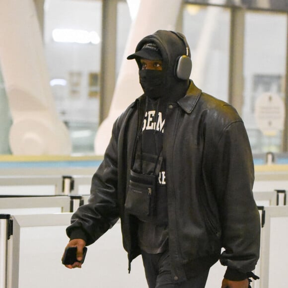 Exclusif - Kanye West aperçu à l'aéroport JFK de New York le 8 octobre 2021 la veille de la participation de Kim Kardashian à l'émission SNL.