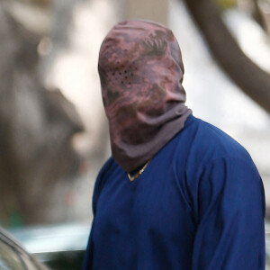 Exclusif - Kanye West se protège de la canicule en portant une cagoule sur la tête dans la rue à Los Angeles.