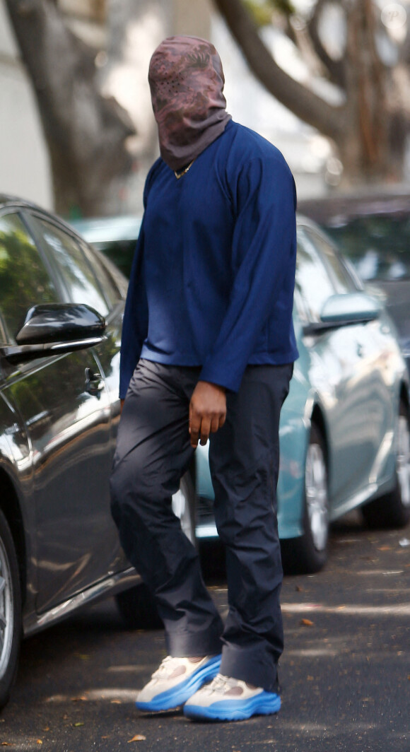 Exclusif - Kanye West se protège de la canicule en portant une cagoule sur la tête dans la rue à Los Angeles.