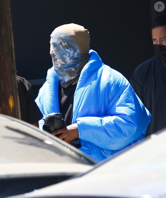 Exclusif - Kanye West tente de préserver son anonymat en portant un masque intégral à l'effigie de Jésus, muni de quelques trous pour la vision. le 4 juin 2021.