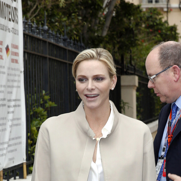 Le prince Albert II et la princesse Charlène de Monaco, avec son chien Monté, ont rendu visite aux spectateurs de la tribune de l'association monégasque des handicapés moteur, lors des essais du Grand Prix de Monaco. Le 23 mai 2015.