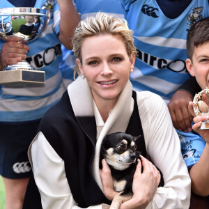 La Princesse Charlène de Monaco porte son chien "Monté" (comme Monte-Carlo) - En collaboration avec la Fondation Princesse Charlène de Monaco, la Fédération Monégasque de Rugby organise la 5ème édition du "Tournoi Sainte-Dévote" le samedi 11 avril 2015, au Stade Louis II à Monaco.