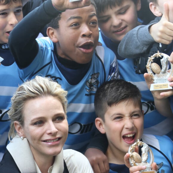 La Princesse Charlène de Monaco porte son chien "Monté" (comme Monté Carlo) - En collaboration avec la Fondation Princesse Charlène de Monaco, la Fédération Monégasque de Rugby organise la 5ème édition du "Tournoi Sainte-Dévote" le samedi 11 avril 2015, au Stade Louis II à Monaco.
