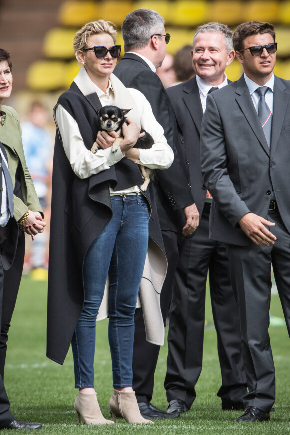 La Princesse Charlène de Monaco porte son chien "Monté" (comme Monte-Carlo) en compagnie de son frère Gareth - En collaboration avec la Fondation Princesse Charlène de Monaco, la Fédération Monégasque de Rugby organise la 5ème édition du "Tournoi Sainte-Dévote" le samedi 11 avril 2015, au Stade Louis II à Monaco.