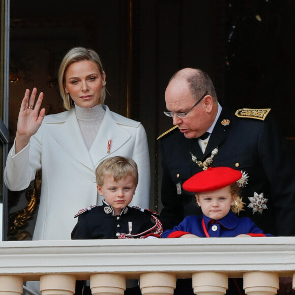 La princesse Charlène de Monaco, le prince Albert II de Monaco, le prince Jacques et la princesse Gabriella - La famille princière de Monaco au balcon du palais lors de la Fête nationale monégasque à Monaco. Le 19 novembre 2019 © Claudia Albuquerque / Bestimage 