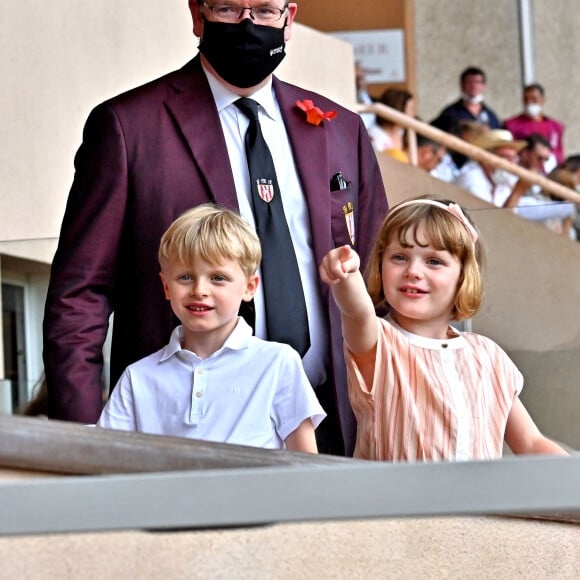 Le prince Albert II de Monaco et ses enfants Jacques et Gabriella durant la dernière journée du World Rugby Sevens Repechage tournament qui se déroule au Stade Louis II le 20 juin 2021. Cette compétition est organisée par la Fédération Monégasque de Rugby (FMR), dont le président est Gareth Wittstock, le frère de la Princesse Charlene de Monaco. © Bruno Bebert/Bestimage 