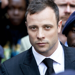Oscar Pistorius quitte le tribunal de Pretoria, où il a été déclaré coupable d'homicide involontaire. Le 12 septembre 2014.