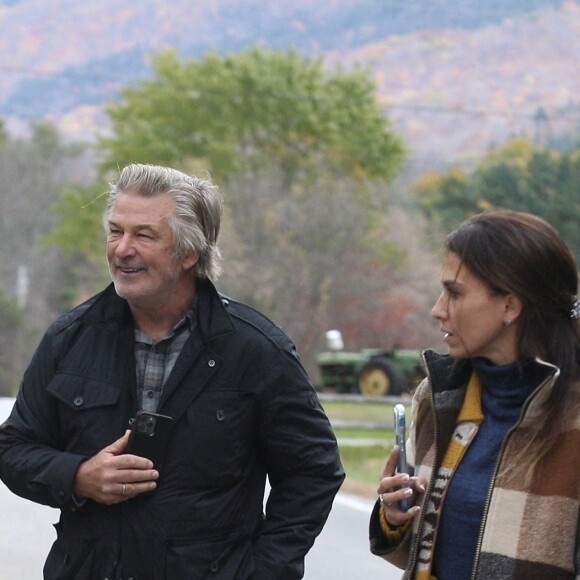 Alec Baldwin parle pour la première fois du drame survenu sur le tournage de "Rust" qui a coûté la vie à la directrice photo, H.Huthcins. Devant sa résidence de Manchester (Vermont) et sous le regard de sa femme Hilaria, le 30 octobre 2021.