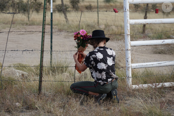 Exclusif - Des fleurs sont placées à l'entrée du lieu de tournage du Bonanza Creek Ranch à Santa Fe, au Nouveau-Mexique, où l'acteur Alec Baldwin a abattu accidentellement la directrice de la photographie Halina Hutchins avec un revolver alors qu'ils répétaient une scène du film "Rust" le 23 avril 2021.