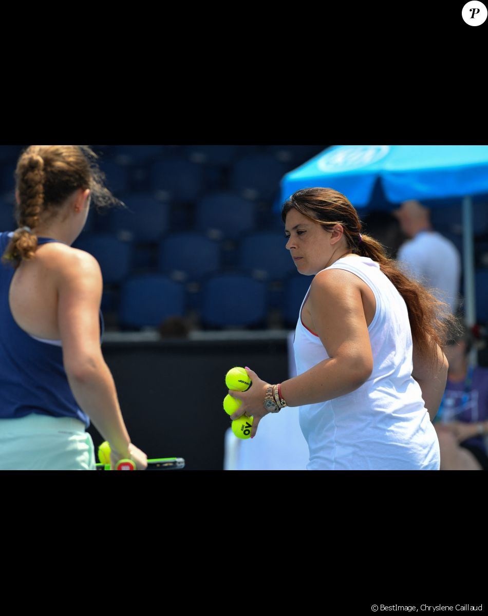 La lettonne Jelena Ostapenko et sa coach Marion Bartoli lors d'un entraînement à l'Open d'Australie de tennis à Melbourne, Australie, le 21 janvier 2020. © Chryslene Caillaud/Panoramic/Bestimage