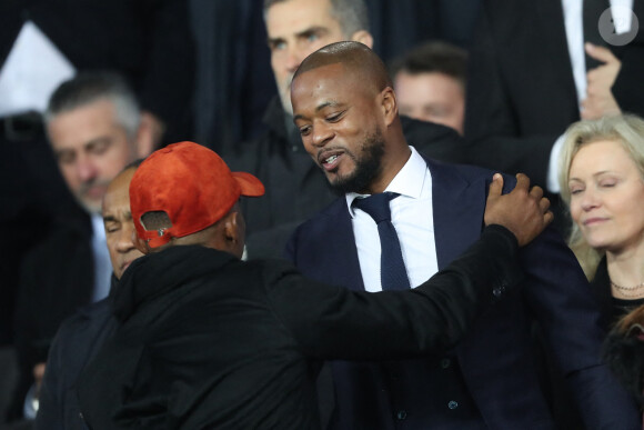 Patrice Evra et Samuel Etoo dans les tribunes du parc des Princes lors du match de 8ème de finale retour de Ligue des champions opposant le Paris Saint-Germain à Manchester Unted à Paris, France, le 6 mars 2019. Manchester a gagné 3-1 (cumul des scores 3-3). © Cyril Moreau/Bestimage