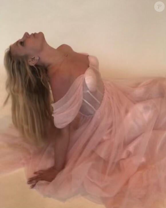 Britney Spears donne des détails sur sa future robe de mariée.