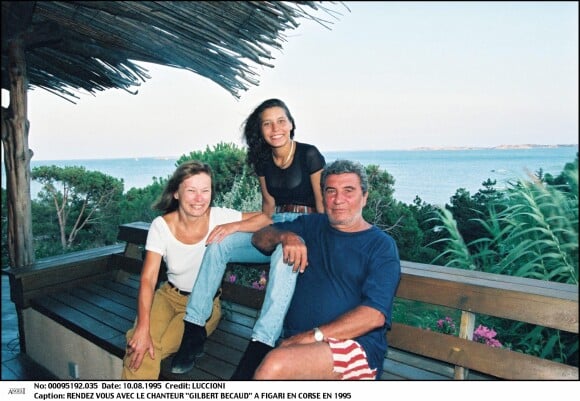 Gilbert Bécaud à Figari, en Corse avec sa femme et sa fille Emily, le 10 août 1995.