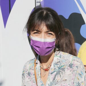 Exclusif - Nolwenn Leroy signe des autographes en quittant les studios de Radio France à Paris, le 10 septembre 2021.