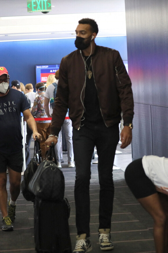 Exclusif - Le basketteur Rudy Gobert prend un vol à l'aéroport LAX de Los Angeles le 21 septembre 2021.