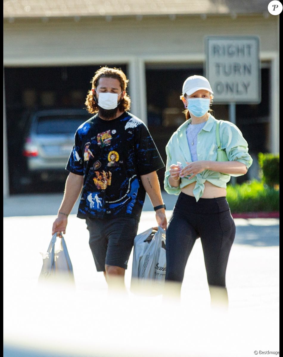 Exclusif - Shia LaBeouf et son ancienne compagne Mia Goth font du shopping dans un magasin de camping à Pasadena, Los Angeles, Californie, Etats-Unis, le 6 juin 2021.