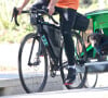 Exclusif - Shia LaBeouf tracte son chien à vélo et sa compagne Mia Goth les suit à Los Angeles le 11 mai 2020.