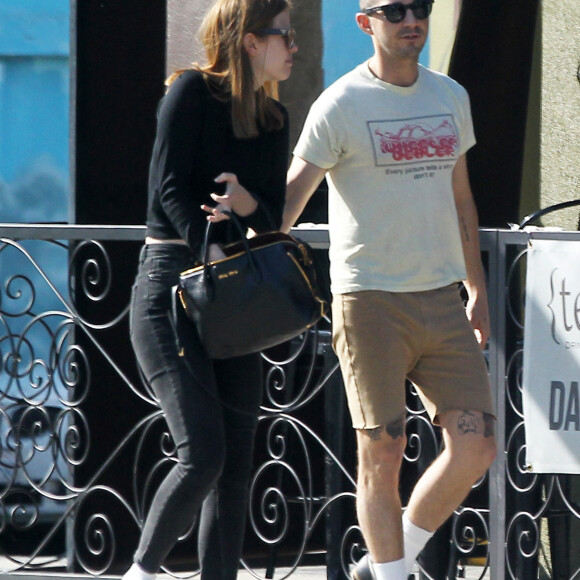 Exclusif - Shia Labeouf arbore une nouvelle coiffure et se promène avec sa femme Mia Goth à Sherman Oaks. Los Angeles, le 5 avril 2017. © CPA/Bestimage