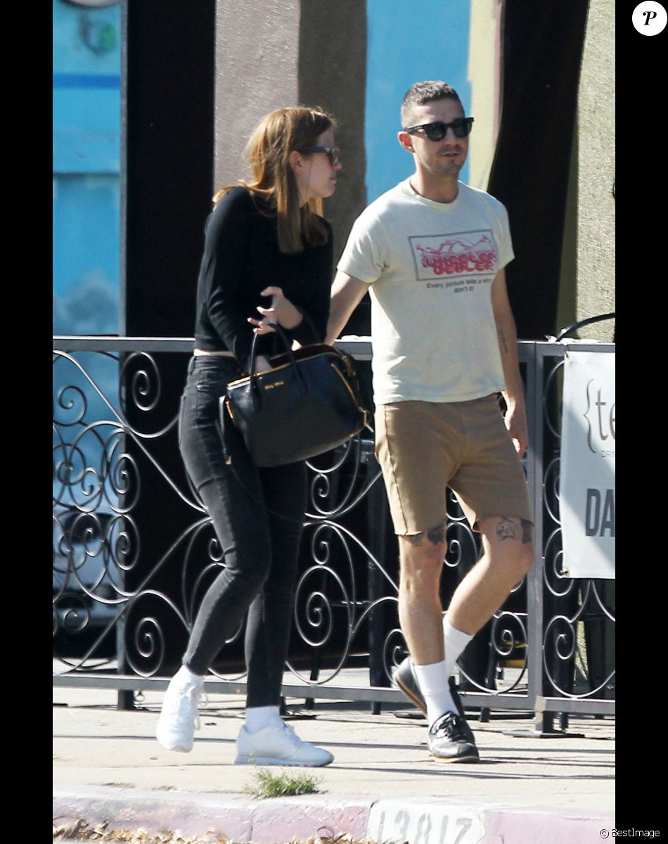 Exclusif - Shia Labeouf arbore une nouvelle coiffure et se promène avec sa femme Mia Goth à Sherman Oaks. Los Angeles, le 5 avril 2017. © CPA/Bestimage