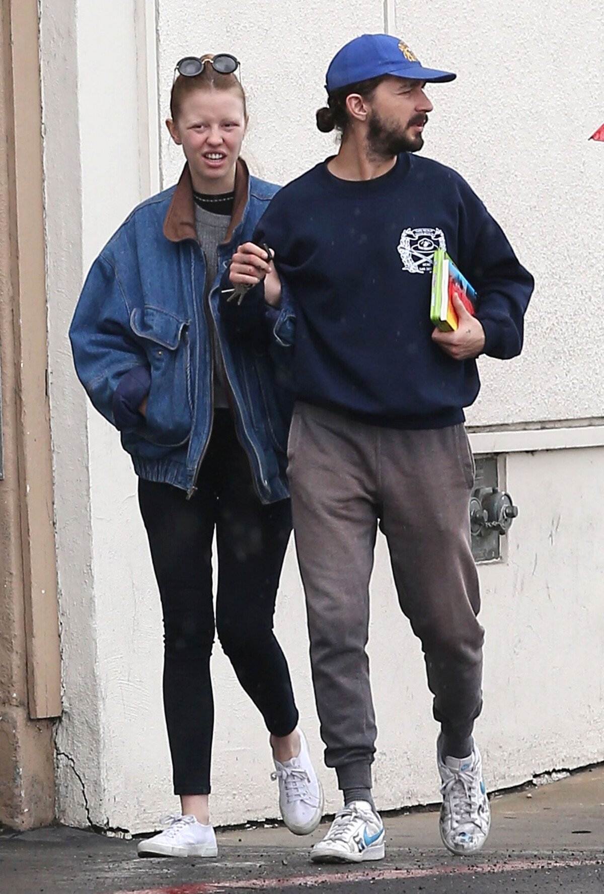 Photo : Exclusif - Shia LaBeouf et sa femme Mia Goth se promènent sous la  pluie à Los Angeles le 30 décembre 2016 - Purepeople