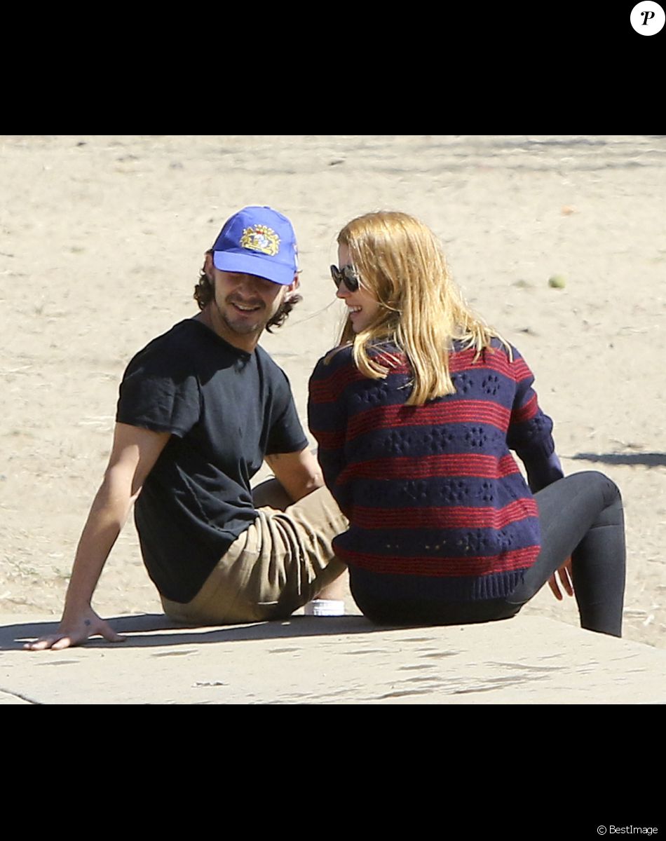 Shia LaBeouf et sa femme Mia Goth promènent leur chien à Studio City, le 15 octobre 2016