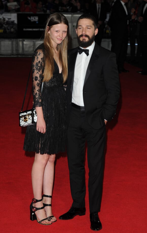 Shia LaBeouf et sa petite-amie Mia Goth - Arrivée des people à la première du film "Fury" lors de la cérémonie de clôture du 58ème BFI London Film Festival à Londres.