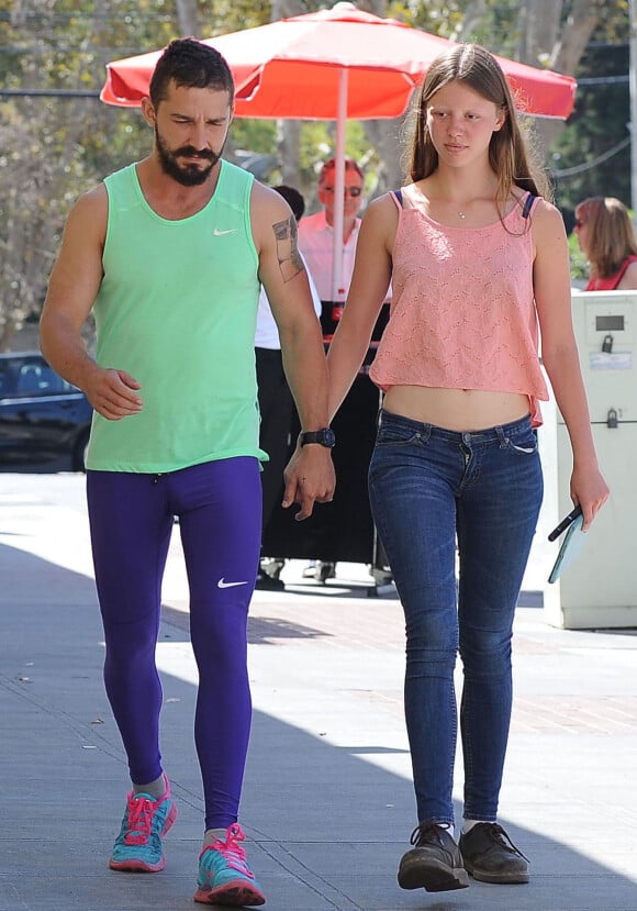 Shia LaBeouf et sa petite amie Mia Goth vont prendre leur petit déjeuner à Los Angeles le 6 septembre 2014.