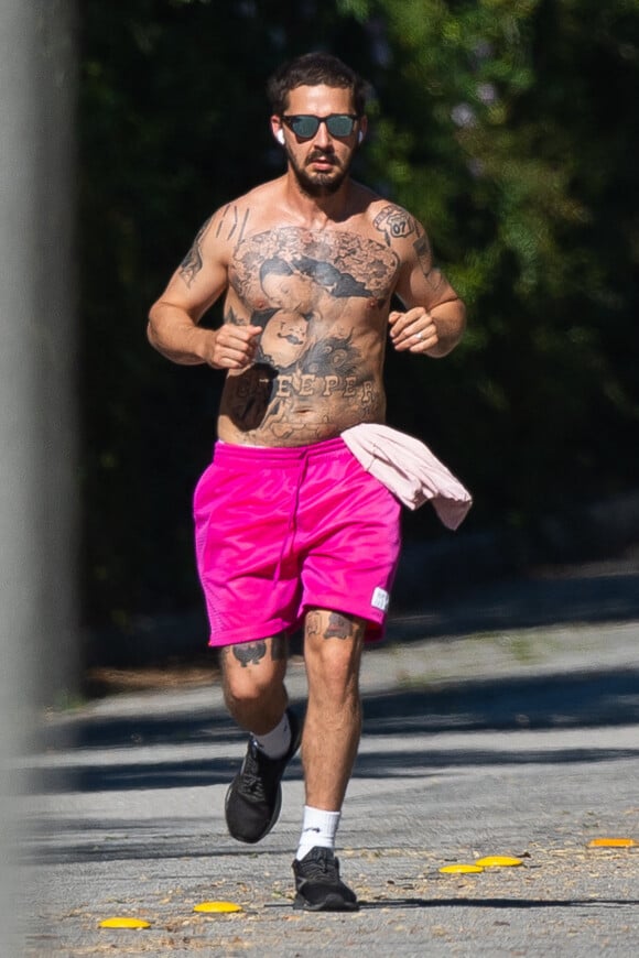 Exclusif - Shia LeBeouf fait son jogging torse nu dans les rues de Los Angeles lors de l'épidémie de Coronavirus (COVID-19) le 24 avril 2020.