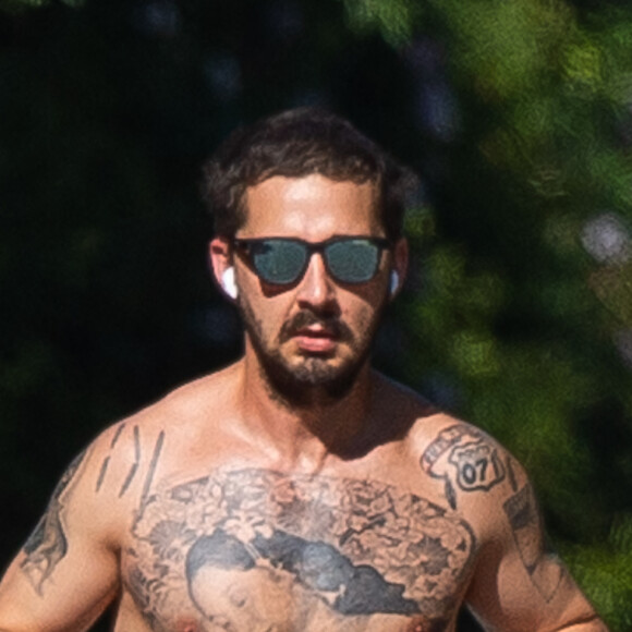 Exclusif - Shia LeBeouf fait son jogging torse nu dans les rues de Los Angeles lors de l'épidémie de Coronavirus (COVID-19) le 24 avril 2020.