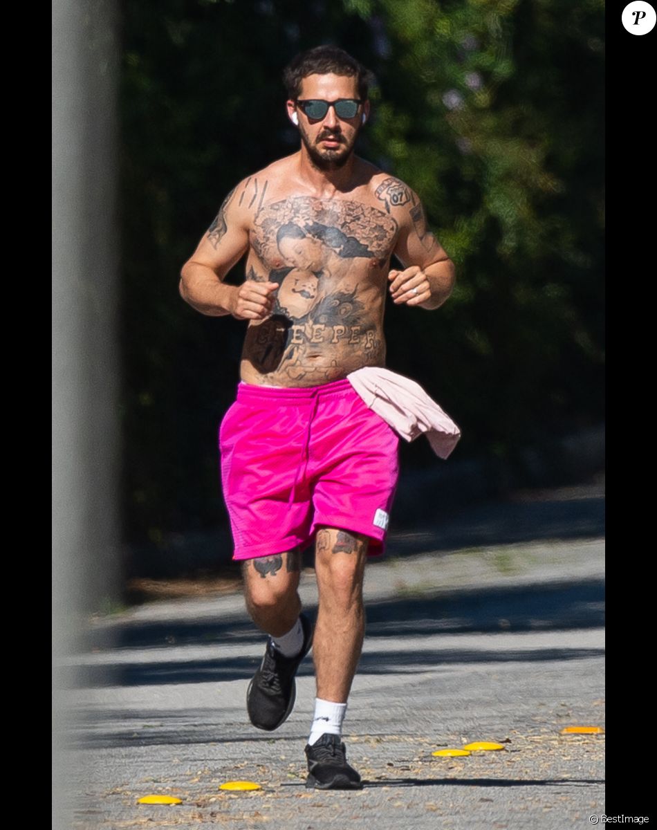 Exclusif - Shia LeBeouf fait son jogging torse nu dans les rues de Los Angeles lors de l'épidémie de Coronavirus (COVID-19) le 24 avril 2020.