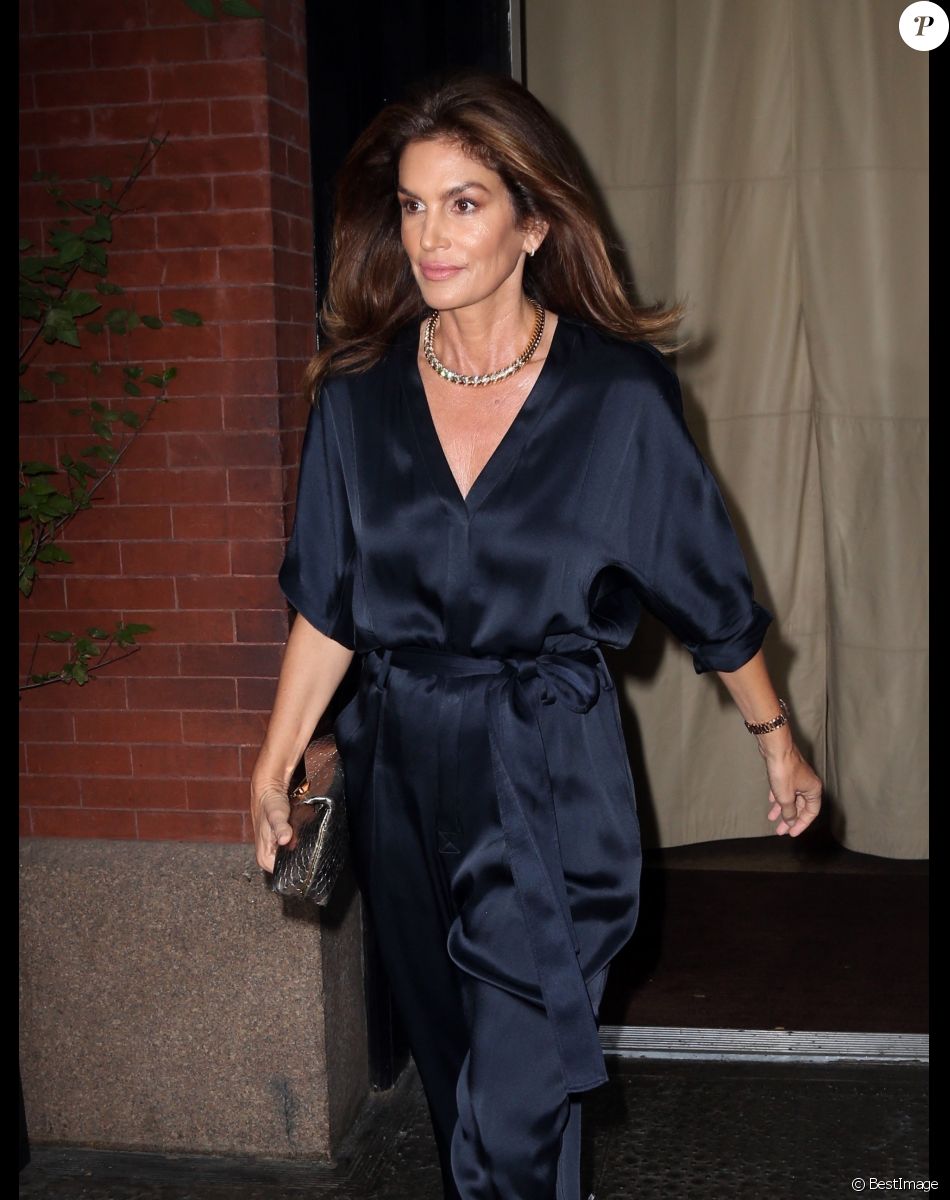 Cindy Crawford assiste au défilé lors de la Fashion week à New York, le 11 septembre 2019.