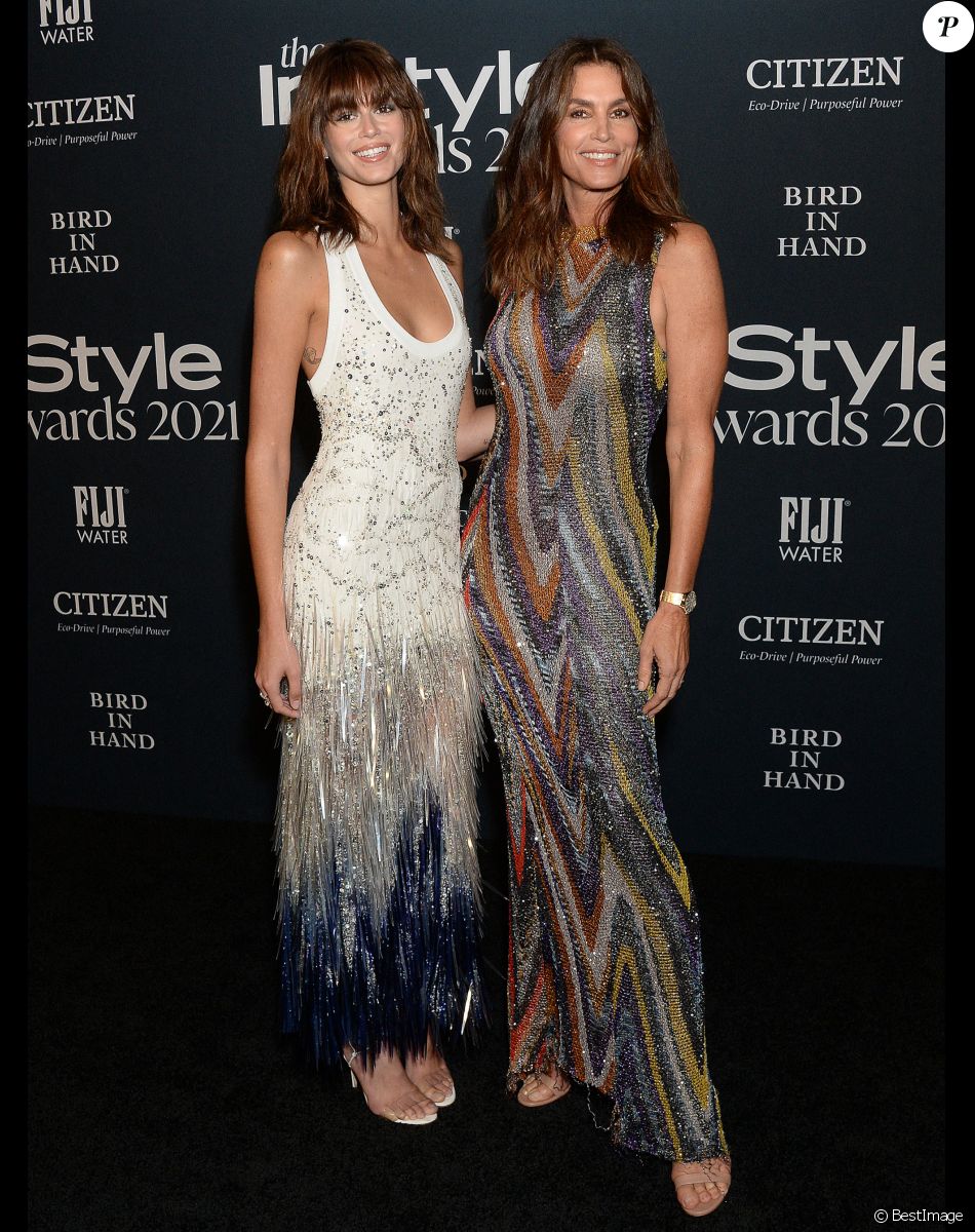 Cindy Crawford et sa fille Kaia Gerber au photocall de la soirée "InStyle Awards 2021" à Los Angeles, le 15 novembre 2021.
