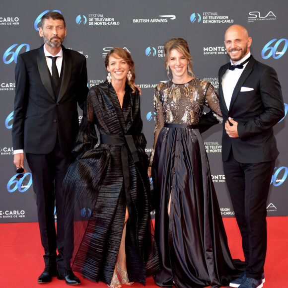 Laurent Kerusoré, Élodie Varlet, Léa François (longue robe fenfu en satin noir rebrodée au buste Christophe Guillarmé, boucles d'oreilles Helena Joy Paris et pochette Carmen Steffens) et David Bàn lors de la soirée d'ouverture du 60ème Festival de Télévision de Monte-Carlo au Grimaldi Forum à Monaco, le 18 juin 2021.  © Bruno Bébert/Bestimage 