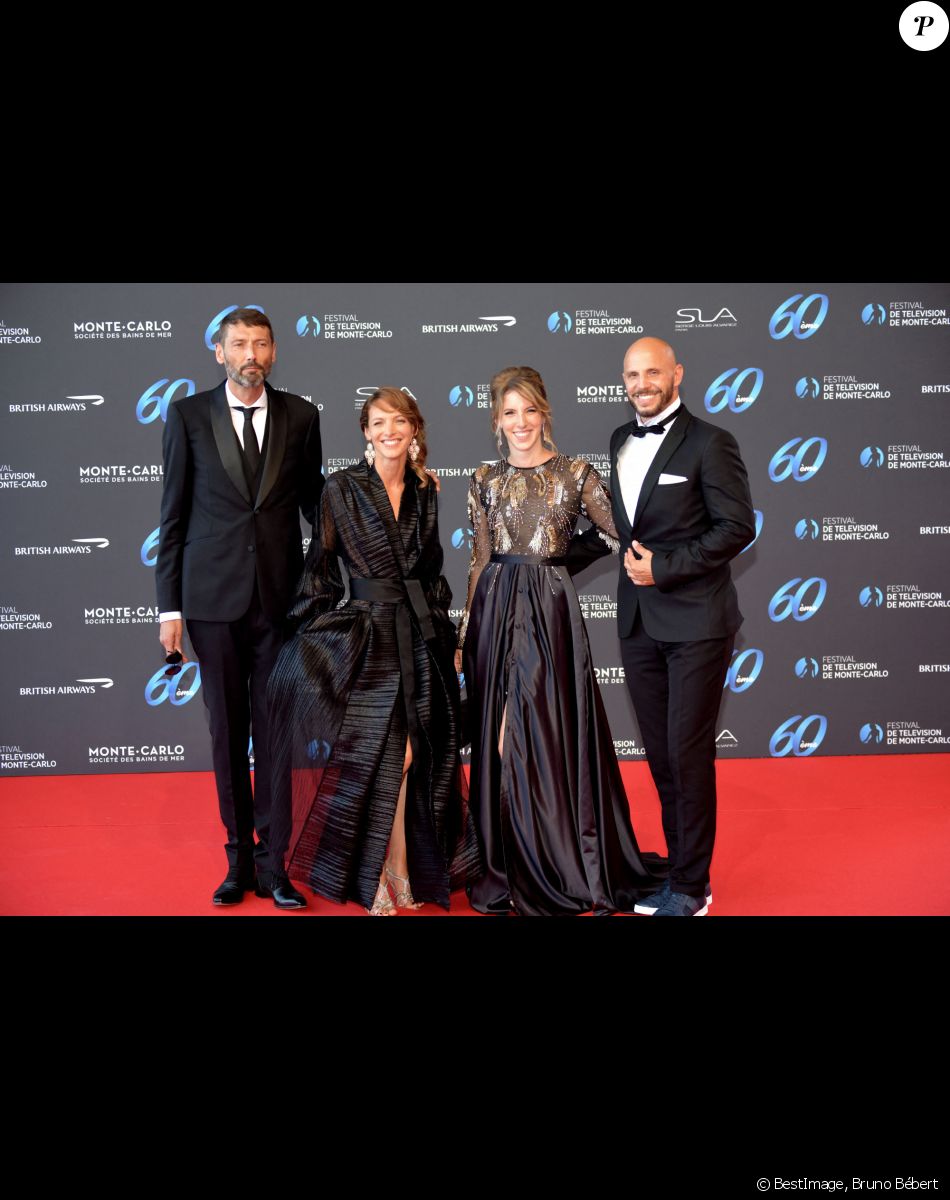 Laurent Kerusoré, Élodie Varlet, Léa François (longue robe fenfu en satin noir rebrodée au buste Christophe Guillarmé, boucles d'oreilles Helena Joy Paris et pochette Carmen Steffens) et David Bàn lors de la soirée d'ouverture du 60ème Festival de Télévision de Monte-Carlo au Grimaldi Forum à Monaco, le 18 juin 2021. © Bruno Bébert/Bestimage