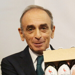 Eric Zemmour, bientôt candidat aux élections présidentielles 2022, fait un passage au salon "Made in France" à la Porte de Versailles à Paris le 14 novembre 2021.