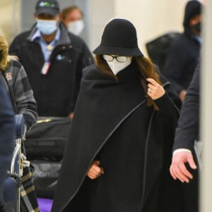 Exclusif - Salma Hayek arrive à l'aéroport JFK de New York, le 15 novembre 2021.