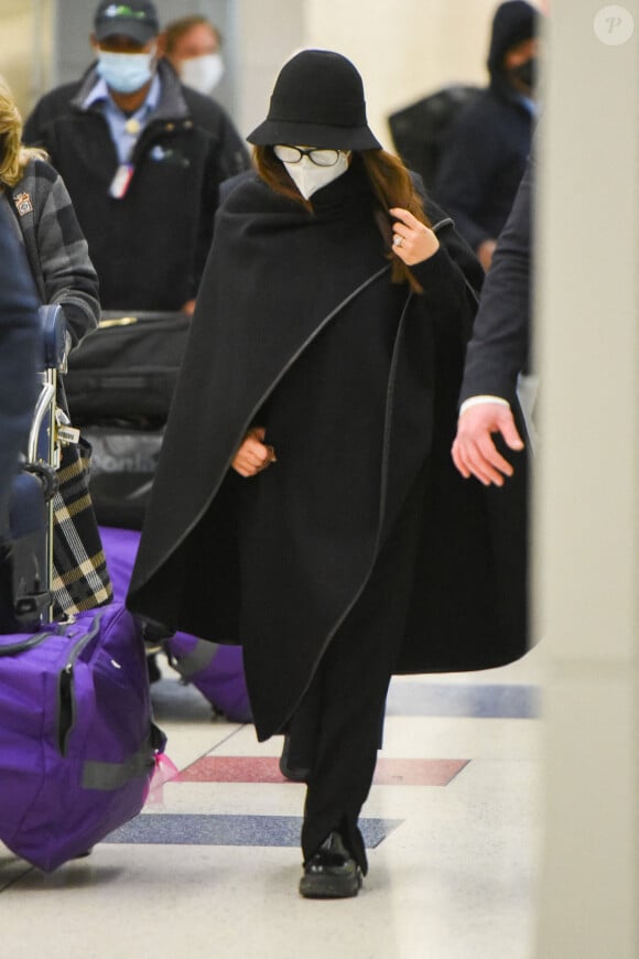 Exclusif - Salma Hayek arrive à l'aéroport JFK de New York, le 15 novembre 2021.